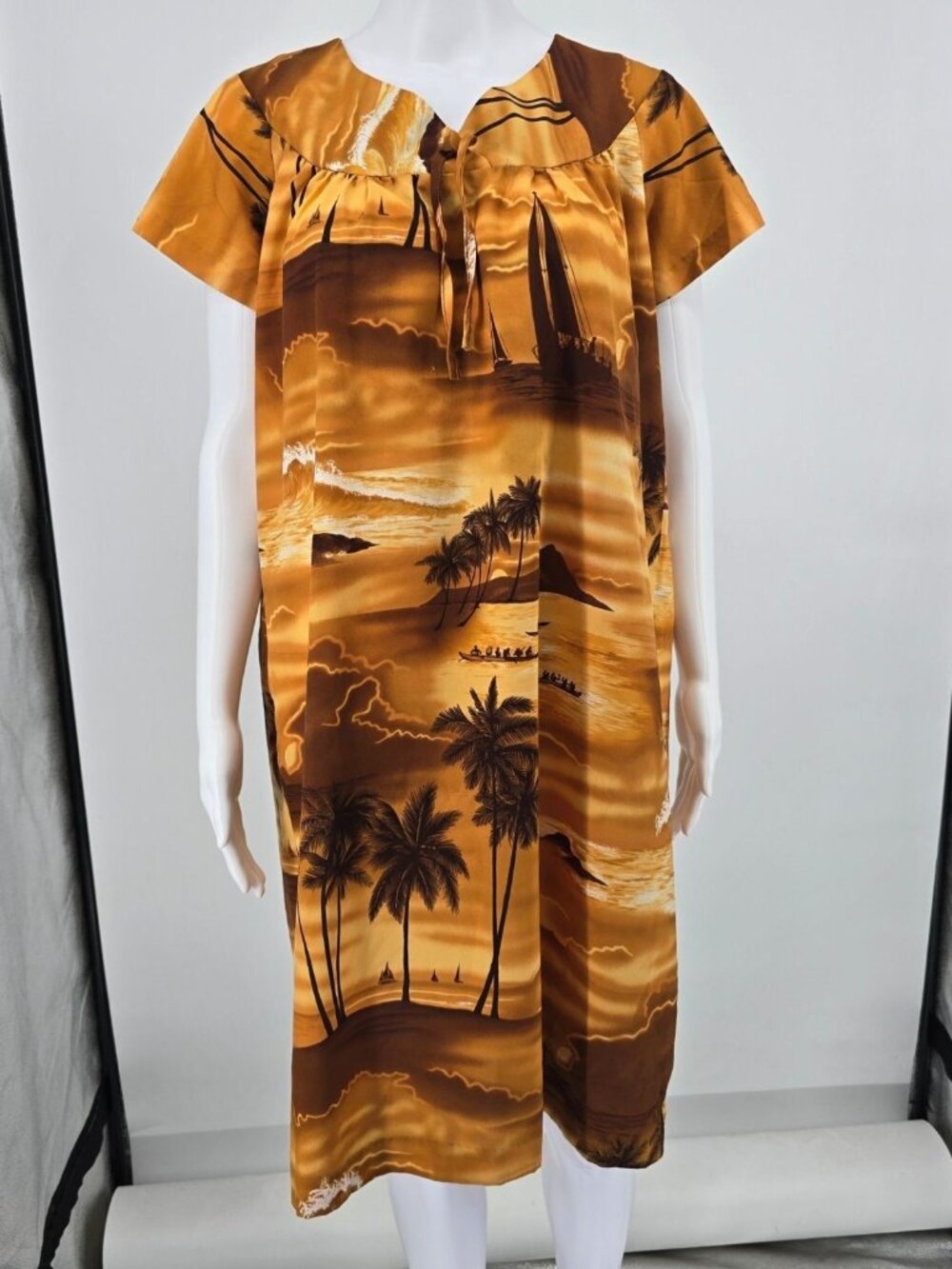 Vintage 1970s Made in Hawaii Tropical Sunset Print Polyester Muumuu Dress (XS)